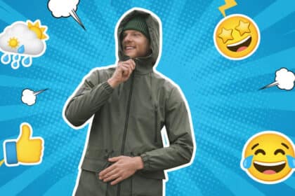 Ein lächelnder Mann in einer grünen Übergangsjacke mit Kapuze und Mütze, umgeben von Wetter- und positiven Emojis im Comic-Pop-Art-Stil auf blauem Hintergrund.