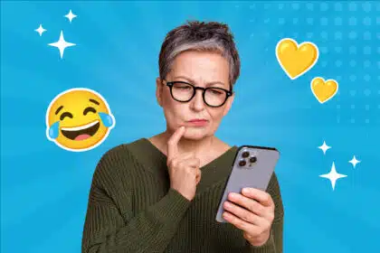 Etwas ältere Frau schaut fragend auf ihr Handy, umgeben von einem Retro Pop-Art Hintergrund.