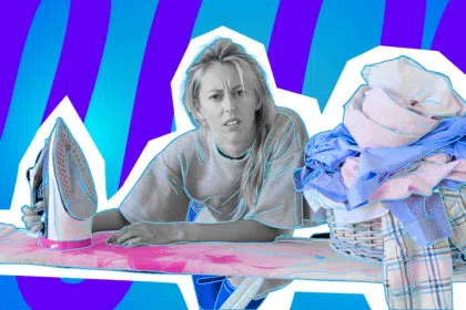 Pop-Art-Illustration einer Frau, die mit einem Bügeleisen und einem Berg zerknitterter Wäsche kämpft. Schwarz-Weiß-Haut und bunte Umrandungen. Ideal für Beiträge über Haushaltstipps, Bügeln, Faulheit, Kleidungspflege und humorvolle Alltagsanekdoten.