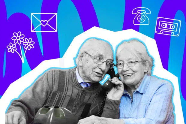 Ein älteres Paar teilt sich lächelnd den Telefonhörer – ein warmherziger Blick zurück auf frühere Zeiten und alte Gewohnheiten.