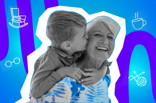 Pop-Art-Illustration einer alten Frau mit weißen Haaren, die lächelnd ein glückliches Kind auf den Schultern trägt. Umgeben von minimalistischen Icons wie eine Brille, Schaukelstuhl, Tasse Tee, und Stricknadeln mit Wollknäuel. Schwarz-Weiß-Gesicht und bunter Hintergrund. Ideal für Beiträge über schöne Erinnerungen und Geschichten über Großeltern.