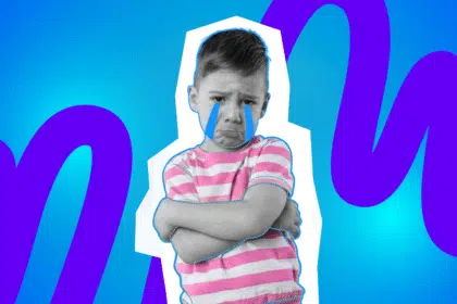 Pop-Art-Illustration eines weinenden Jungen, der einen kindlichen Wutanfall oder Meltdown darstellt. Schwarz-Weiß-Haut und buntes, gestreiftes Oberteil mit blauen Tränen. Ideal für Beiträge über Kindererziehung, Elterntipps, kindliches Verhalten und Humor im Familienalltag.