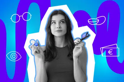 Eine Frau überlegt zwischen Kontaktlinsen und Brille – das Bild zeigt humorvoll den Entscheidungs-Struggle rund ums bessere Sehen.