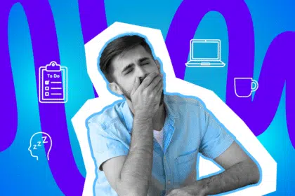 Ein müder Mann gähnt am Schreibtisch – To-do-Liste, Laptop und Kaffeetasse deuten auf einen typischen, erschöpften Montag hin.