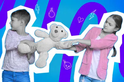 Pop-Art-Illustration von zwei Kindern, die sich um ein Stofftier zanken, umgeben von Icons wie Blitz, Bombe und gebrochenem Herzen. Schwarz-Weiß-Haut und bunter Hintergrund. Ideal für Beiträge über Geschwisterstreit, Familienkonflikte, Kindererziehung und humorvolle Alltagsanekdoten.