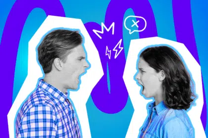 Zwei Menschen stehen sich gegenüber und schreien sich an – pure Eskalation in einem heftigen Streit.