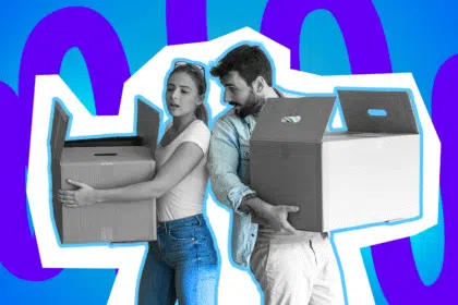 Zwei Personen tragen große Umzugskartons und wirken erschöpft – das Bild steht klar für den Stress und die Mühen beim Umziehen.