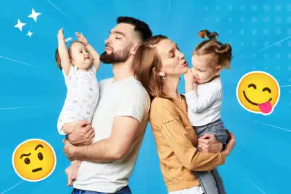 Glückliche Familie mit zwei kleinen Kindern auf türkisem Hintergrund umgeben von Emojies