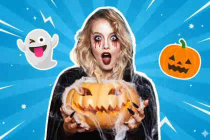 Eine junge Frau ist zu Halloween wie ein Geist oder Vampir verkleidet und hält einen ausgeschnitzten Kürbis vor sich. Sie schaut, als würde sie jemanden erschrecken wollen. Auf dem türkisen Hintergrund befinden sich ein Geist und ein Kürbis Emojie