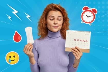 Frau in lila Rollkragen schaut skeptisch auf ihren Kalender und weiß: Es ist wieder dieser ganz besondere Teil des Monats.