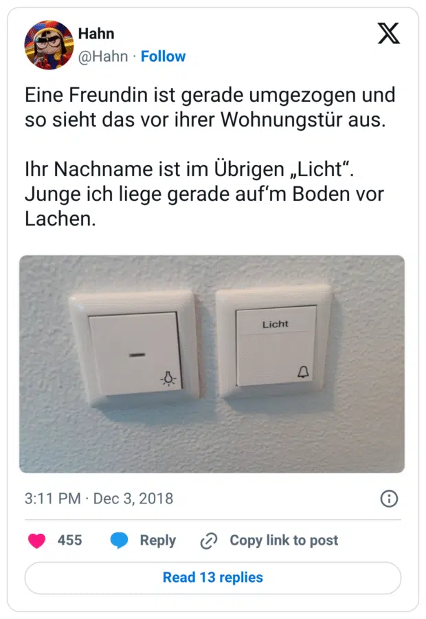 Eine Freundin ist gerade umgezogen und so sieht das vor ihrer Wohnungstür aus. Ihr Nachname ist im Übrigen „Licht“. Junge ich liege gerade auf‘m Boden vor Lachen.