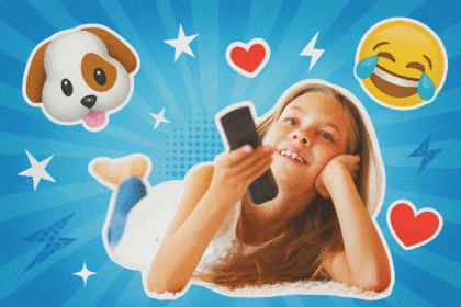 Ein lachendes Mädchen liegt entspannt auf einem weißen Teppich, hält eine Fernbedienung und schaut fröhlich fernsehen. Um sie herum ist ein blauer Pop-Art Hintergrund mit Emojis.