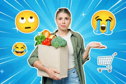Eine Frau steht mit einem vollen Einkaufsbeutel voller Gemüse und Obst da und blickt genervt oder ratlos. Um sie herum sind verschiedene Emojis – darunter Augenverdreh-, Lach- und Weinemojis – sowie ein Einkaufswagen-Symbol. Der Hintergrund ist blau mit Strahlenmuster, Symbol für Frust oder Chaos beim Einkaufen.