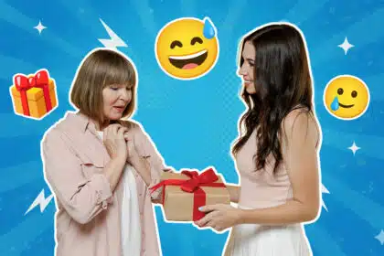 Eine junge Frau überreicht einer älteren Frau ein Geschenk mit roter Schleife; beide lächeln herzlich, umgeben von Geschenk- und lachenden Emoji-Symbolen auf blauem, grafischem Hintergrund.