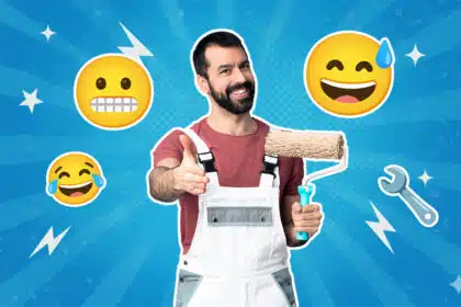 Ein lächelnder Handwerker in Latzhose hält eine Farbrolle in der Hand und streckt die andere zum Händeschütteln aus. Um ihn herum sind verschiedene Emojis – lachend, schwitzend und mit zusammengebissenen Zähnen – sowie ein Schraubenschlüssel-Symbol. Der blaue Hintergrund mit Strahlenmuster vermittelt eine humorvolle Situation rund ums Heimwerken oder Handwerkerbesuch.