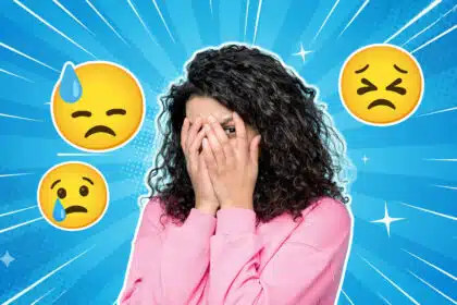 Eine Frau mit lockigem Haar trägt einen rosa Pullover und hält sich verlegen oder besorgt die Hände vors Gesicht. Um sie herum sind traurige und gestresste Emojis auf blauem Strahlenhintergrund zu sehen – Symbol für Unsicherheit, Scham oder innere Anspannung.