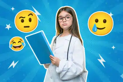 Ein Kind trägt einen weißen Laborkittel und ein Stethoskop um den Hals und hält einen blauen Ordner, als würde es ein Praktikum im Krankenhaus oder beim Arzt machen. Um die Person herum sind verschiedene Emojis mit fragendem, lachendem und erleichtertem Gesicht auf blauem Strahlenhintergrund zu sehen – Symbol für Aufregung und gemischte Gefühle beim ersten Praktikum.