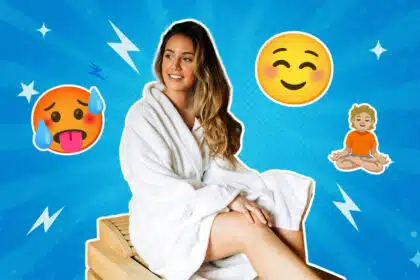 Eine Frau sitzt entspannt im weißen Bademantel auf einer Holzbank, vermutlich in der Sauna; um sie herum sind Emojis mit schwitzendem Gesicht, lächelndem Ausdruck und einer meditierenden Person auf blauem, grafischem Hintergrund zu sehen.