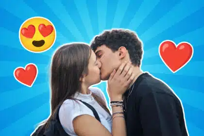 Ein junges Teenager Paar küsst sich vor einem blauen Hintergrund mit Strahlenmuster; um sie herum sind rote Herzen und ein Emoji mit Herzaugen zu sehen.