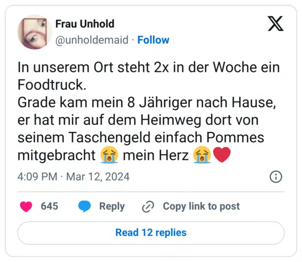 In unserem Ort steht 2x in der Woche ein Foodtruck. Grade kam mein 8 Jähriger nach Hause, er hat mir auf dem Heimweg dort von seinem Taschengeld einfach Pommes mitgebracht 😭 mein Herz 😭❤️