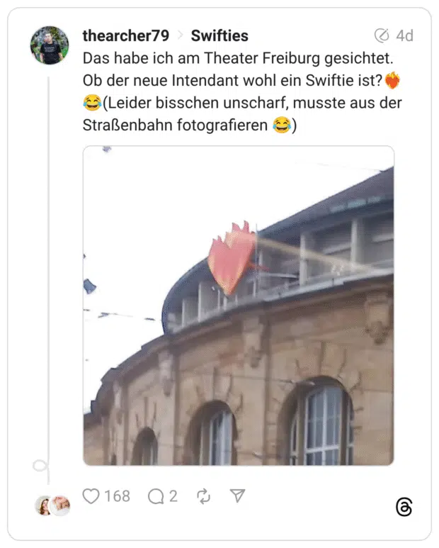 Das habe ich am Theater Freiburg gesichtet. Ob der neue Intendant wohl ein Swiftie ist?❤️🔥😂(Leider bisschen unscharf, musste aus der Straßenbahn fotografieren 😂)
