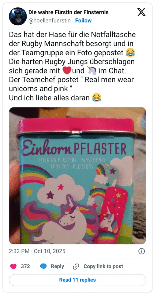 Das hat der Hase für die Notfalltasche der Rugby Mannschaft besorgt und in der Teamgruppe ein Foto gepostet e Die harten Rugby Jungs überschlagen sich gerade mit Ound Der Teamchef postet " Real men wear unicorns and pink " Und ich liebe alles daran e Einhorn PFLASTER