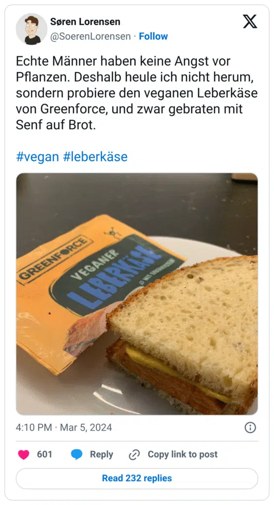 Echte Männer haben keine Angst vor Pflanzen. Deshalb heule ich nicht herum, sondern probiere den veganen Leberkäse von Greenforce, und zwar gebraten mit Senf auf Brot.