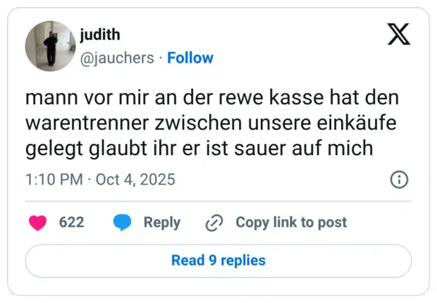 mann vor mir an der rewe kasse hat den warentrenner zwischen unsere einkäufe gelegt glaubt ihr er ist sauer auf mich