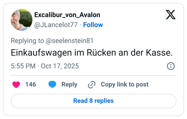 Einkaufswagen im Rücken an der Kasse.