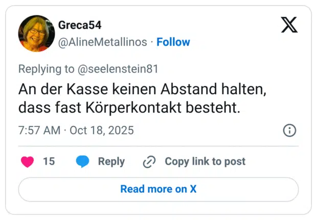 An der Kasse keinen Abstand halten, dass fast Körperkontakt besteht.