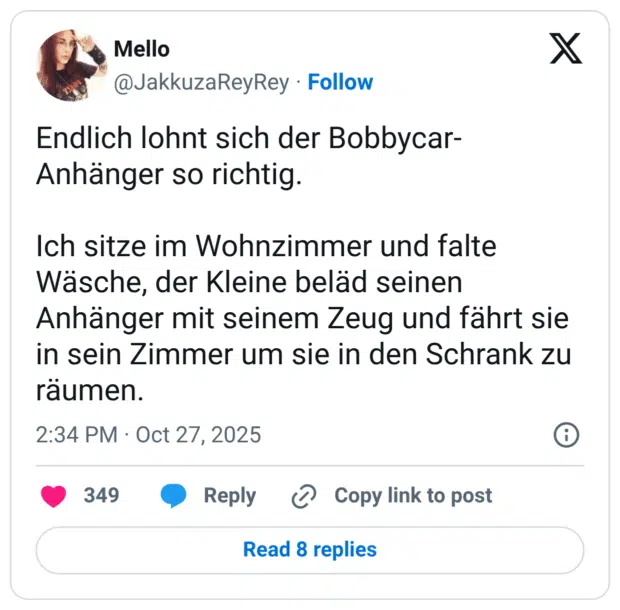 Endlich lohnt sich der Bobbycar-Anhänger so richtig. Ich sitze im Wohnzimmer und falte Wäsche, der Kleine beläd seinen Anhänger mit seinem Zeug und fährt sie in sein Zimmer um sie in den Schrank zu räumen.