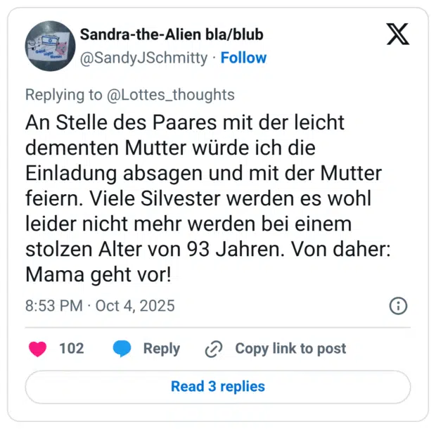 An Stelle des Paares mit der leicht dementen Mutter würde ich die Einladung absagen und mit der Mutter feiern. Viele Silvester werden es wohl leider nicht mehr werden bei einem stolzen Alter von 93 Jahren. Von daher: Mama geht vor!