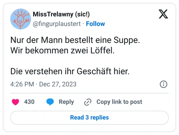 Nur der Mann bestellt eine Suppe. Wir bekommen zwei Löffel. Die verstehen ihr Geschäft hier.