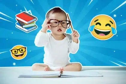 Ein Baby mit großer Brille sitzt auf dem Boden, hält einen Stift in der Hand und schaut neugierig; vor ihm liegt ein aufgeschlagenes Buch, umgeben von lachenden und lernbezogenen Emojis auf blauem, grafischem Hintergrund.