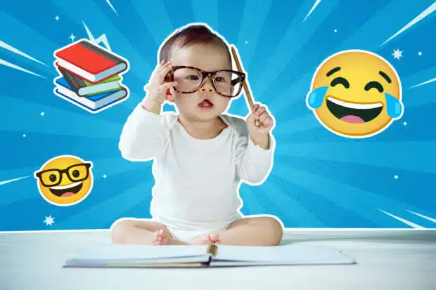 Ein Baby mit großer Brille sitzt auf dem Boden, hält einen Stift in der Hand und schaut neugierig; vor ihm liegt ein aufgeschlagenes Buch, umgeben von lachenden und lernbezogenen Emojis auf blauem, grafischem Hintergrund.