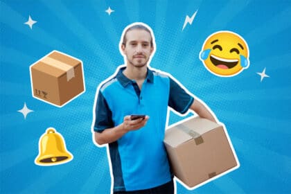 Ein Paketbote in blauer Uniform hält ein Smartphone und ein großes Paket, vor einem blauen, grafischen Hintergrund mit Emojis, einem Paket- und einem Glocken-Symbol.