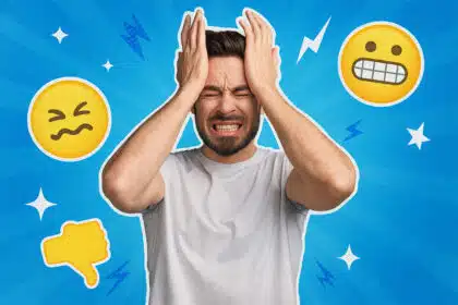Ein gestresster Mann hält sich verzweifelt den Kopf, während sein Gesicht schmerzverzerrt ist. Um ihn herum ist ein blauer Pop-Art Hintergrund mit Emojis.