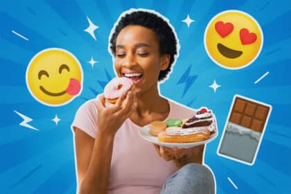 Eine fröhliche Frau sitzt entspannt auf dem Sofa, genießt einen rosa Donut und hält einen Teller voller Süßigkeiten – Macarons, Kuchen und Eclairs. Um sie herum ist ein blauer Pop-Art Hintergrund mit Emojis.