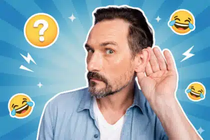 Ein Mann hält sie fragend das Ohr, weil er etwas nicht verstanden hat. Er ist umgeben von einem blauen Retro Pop-art Hintergrund.