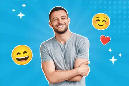 Ein Mann lächelt glücklich mit den Armen verschränkt, umgeben von einem blauen Retro Pop-Art Hintergrund.