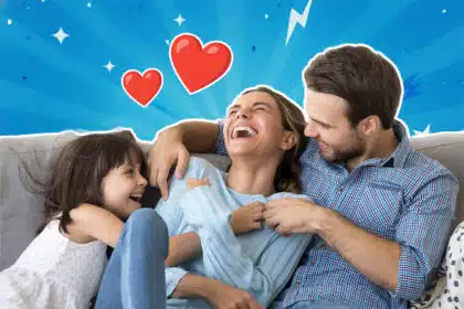 Eine glückliche Familie lacht zusammen auf dem Sofa, umgeben von einem blauen Retro Pop-Art Hintergrund.