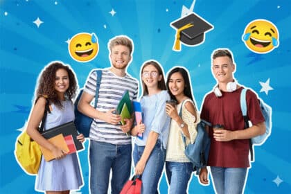 Eine Gruppe junger Studierender steht lächelnd nebeneinander mit Rucksäcken, Notizbüchern und Kaffeebechern vor einem blauen, grafischen Hintergrund mit Emojis und einem Abschlussmützen-Symbol.