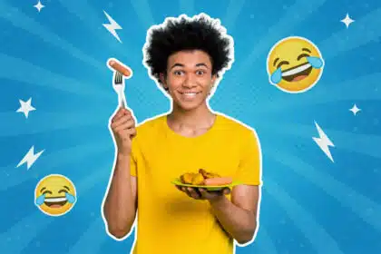 Eine humorvolle digitale Collage zeigt einen fröhlichen jungen Mann mit Locken und gelbem T-Shirt, der grinsend eine Wurst auf einer Gabel und eine Portion Pommes mit Wurst auf einem Teller hochhält.