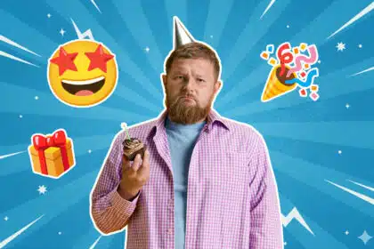 Ein Mann mit Partyhut hält einen Cupcake mit Kerze in der Hand und blickt wenig begeistert; um ihn herum sind auf blauem, grafischem Hintergrund bunte Party-, Geschenk- und Emoji-Symbole zu sehen.