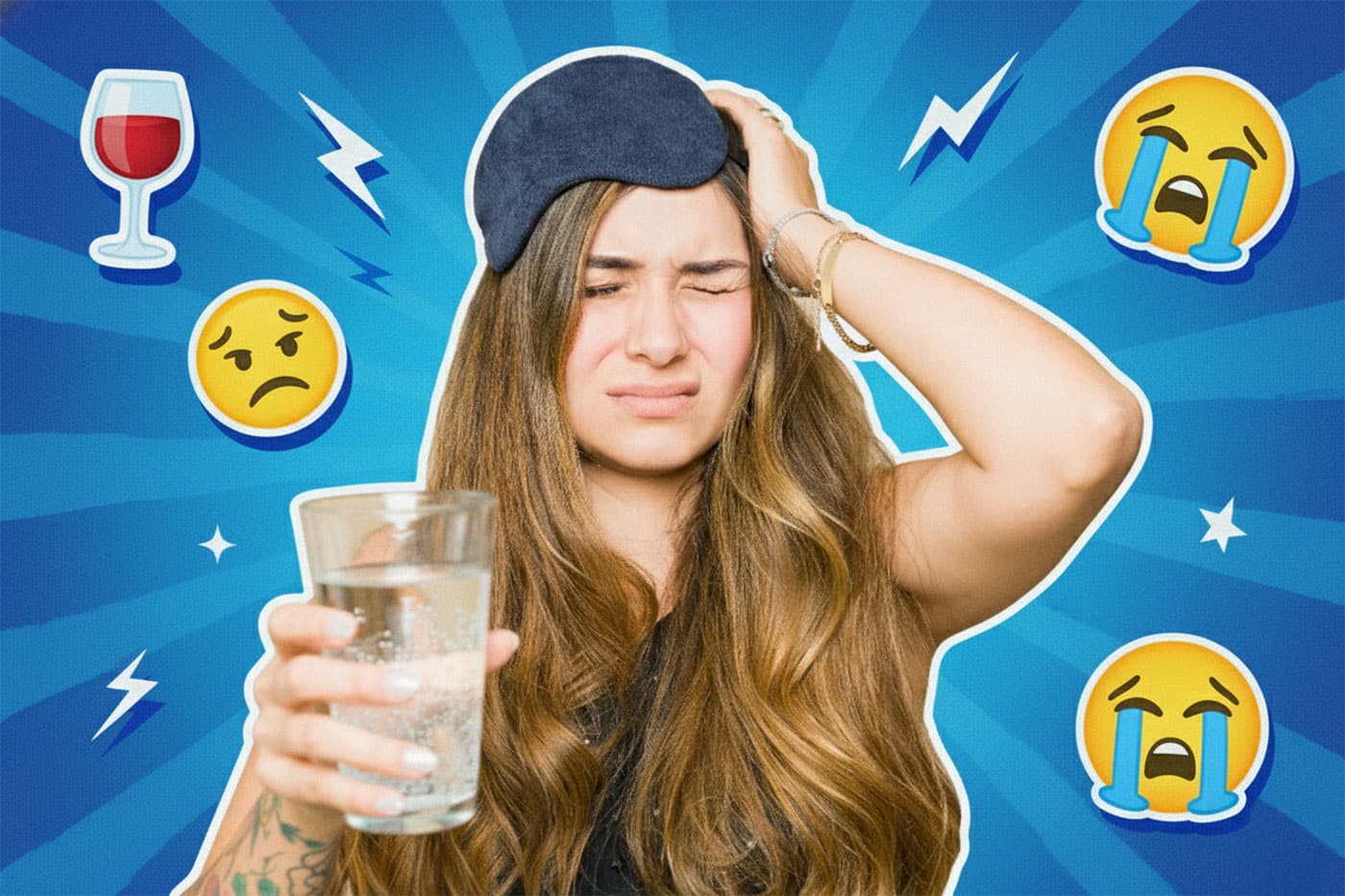 Eine Frau mit gequältem Gesichtsausdruck und einem Glas Wasser in der Hand, hält sich den Kopf.