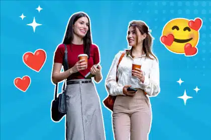 Zwei Kolleginnen unterhalten sich freundlich mit Kaffee in der Hand. Sie umgibt ein blauer Retro Pop-Art Hintergrund.