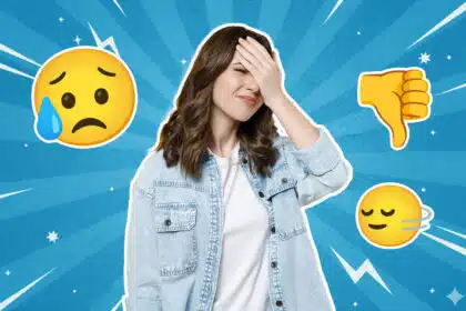 Eine junge Frau in Jeansjacke steht vor einem blauen, grafischen Hintergrund und schlägt sich mit einem genervten Gesichtsausdruck die Hand auf die Stirn; um sie herum sind Emojis mit traurigem, genervtem und ablehnendem Ausdruck zu sehen.
