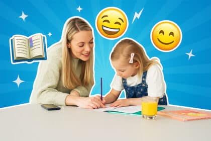 Mutter hilft ihrer Tochter bei den Hausaufgaben, beide lächeln, vor blauem Hintergrund mit weißen Umrandungen und fröhlichen 3D-Emojis.