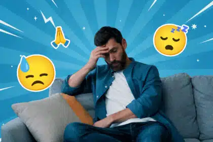 Ein Mann sitzt erschöpft auf einem Sofa, stützt den Kopf in die Hand und wirkt müde oder gestresst; um ihn herum sind Emojis mit Schweiß, Schlafsymbol und betenden Händen auf blauem, grafischem Hintergrund zu sehen.