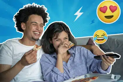 Eine bunte Collage zeigt ein lachendes Paar beim Pizza essen und eine Serie schauen, umgeben von lachenden und verliebten Emojis, Blitzen und Sternen auf einem lebhaften blauen Pop-Art-Hintergrund.
